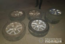 В Павлограде задержали парней, подозреваемых в кражах колёс автомобилей (ВИДЕО)