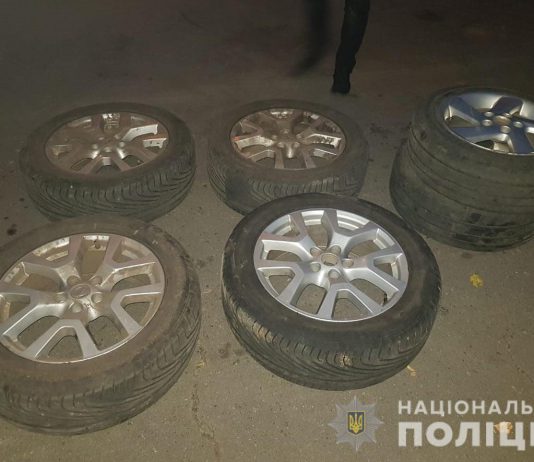 В Павлограде задержали парней, подозреваемых в кражах колёс автомобилей (ВИДЕО)