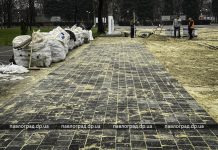 На Соборной площади начали класть брусчатку (ФОТОФАКТ)