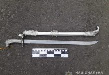 Першотравенец разгуливал по городу с саблей