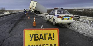 Под Павлоградом фура «зависла над пропастью»