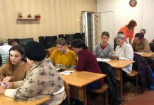 В Павлограде бабушек учат пользоваться смартфонами (ФОТО)