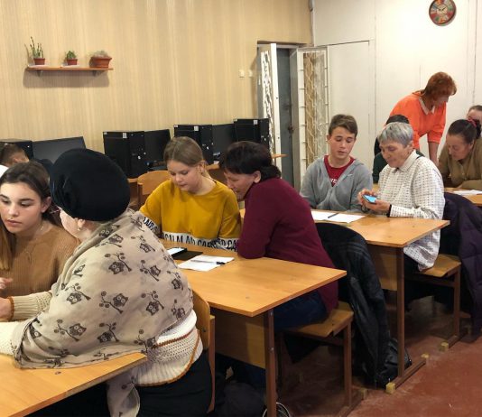 В Павлограде бабушек учат пользоваться смартфонами (ФОТО)