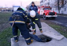 Не выпуская из рук сигарет: в Терновке из люка достали мужчину