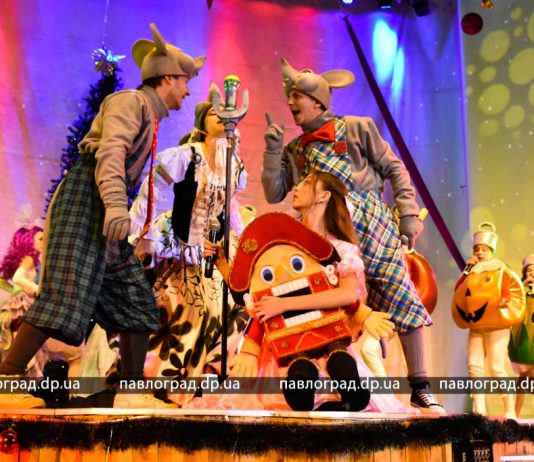 Павлоградской детворе подарили новогоднюю сказку с десятками героев (ФОТОРЕПОРТАЖ)