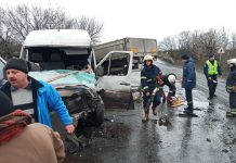 ДТП в Петропавловском районе: молодого мужчину зажало в изувеченном микроавтобусе