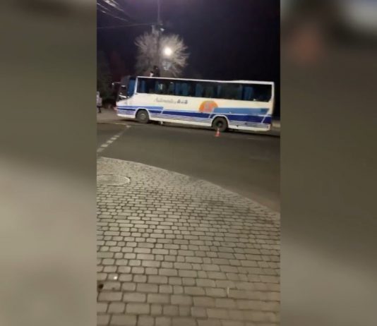 В Павлограде столкнулись иномарка и автобус, сбили ситилайт и светофор