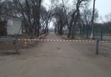 В Павлограде в городской парк не въехать на машине: шлагбаум заварили