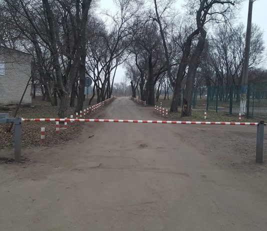 В Павлограде в городской парк не въехать на машине: шлагбаум заварили