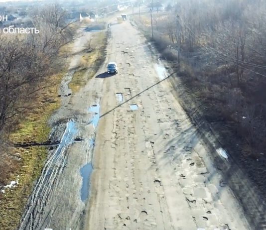 Жители двух районов просят отремонтировать ужасную дорогу до Павлограда (ВИДЕО)