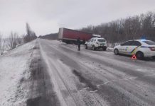 Под Павлоградом грузовик слетел в кювет