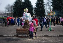 Блины, чучело Зимы и народные обряды — в Павлограде отмечают Масленицу (ФОТО)