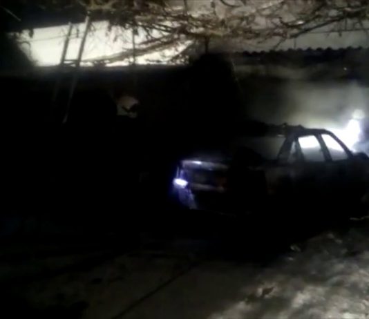 В Павлограде в гараже сгорела машина (ВИДЕО)