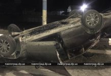 В Павлограде пьяный мужчина перевернулся на машине