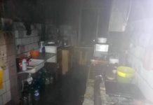 В Павлограде спасатели выводили людей из горящего общежития