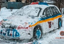 В Днепре шутники слепили из снега полицейский автомобиль и вызвали «102»