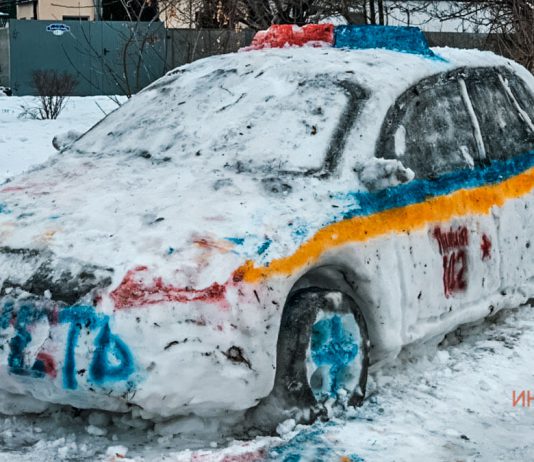 В Днепре шутники слепили из снега полицейский автомобиль и вызвали «102»