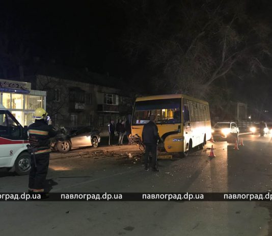 В Павлограде произошло ДТП с участием маршрутки (ФОТО)