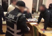 В Павлограде задержали мужчину при попытке дать взятку майору полиции (ВИДЕО)