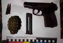 В Першотравенске парень разгуливал по улицам с оружием