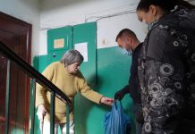 В Павлограде мобильная бригада и волонтеры развезли продуктовые наборы