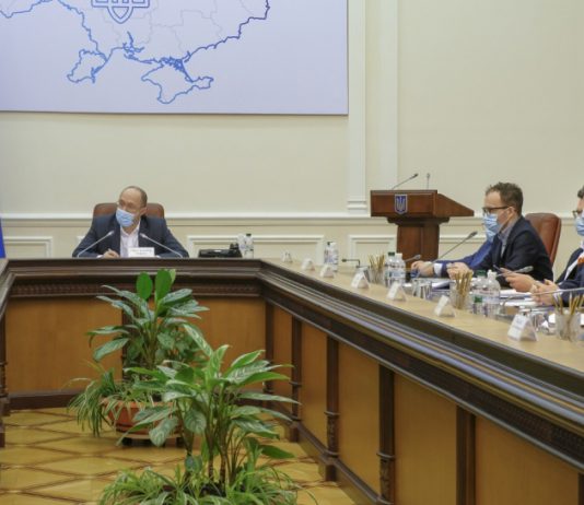 В Украине продлили карантин и ввели чрезвычайную ситуацию