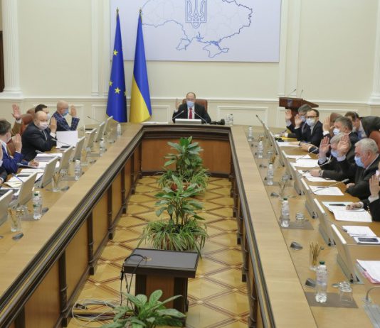 Все в масках и запрет на прогулки в парках: Правительство усиливает карантин