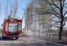 В Першотравенске моют улицы, расклеивают листовки и массово тестируют людей на COVID-19 (ВИДЕО)