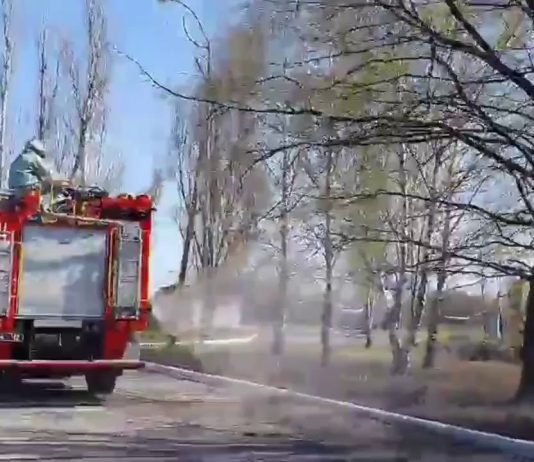 В Першотравенске моют улицы, расклеивают листовки и массово тестируют людей на COVID-19 (ВИДЕО)