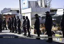 Полицейские окружили торговые точки в Павлограде (ФОТО)