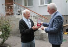 В Павлограде Почётным гражданам города вручили нагрудные знаки