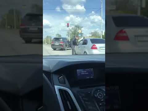 Не понравилось, как обогнали: в Павлограде водитель устроил разборки (ВИДЕО)