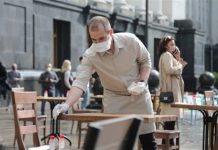 Кабмин разрешил ходить компаниями по 8 человек и сидеть за столиками вчетвером