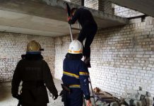 В Павлограде спасателям пришлось снимать ребенка с недостроя
