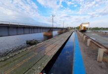 На Днепропетровщине построили понтонный мост взамен рухнувшего (ВИДЕО)