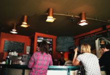 Сидеть в кафе и летать на самолете внутри страны: что еще разрешили с 5 июня