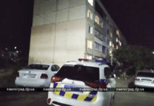 Дети плакали одни дома: соседи вызвали спасателей и полицию (ВИДЕО)