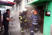 В Першотравенске пожарные на руках вынесли из задымленного подъезда дедушку