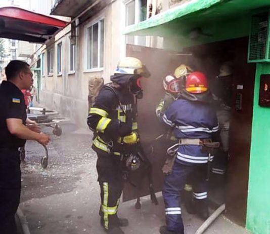 В Першотравенске пожарные на руках вынесли из задымленного подъезда дедушку