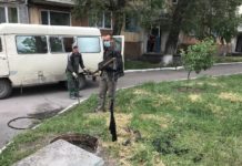 Памперсы, презервативы и даже подушки: коммунальщики Терновки показали, что находят в канализации