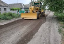 В Павлограде грейдируют дороги с помощью тяжелой техники