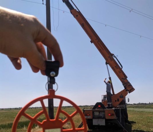 На Павлоградщине энергетики ставят специальные маркеры для редких птиц