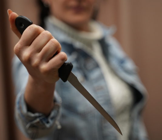 В Павлограде женщина напала на мужчину с ножом