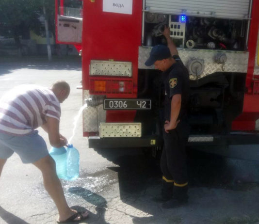 Павлоградцам помогали с водой спасатели