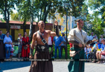 Запорожский козак повторил в Павлограде знаменитый трюк с огурцом (ВИДЕО)