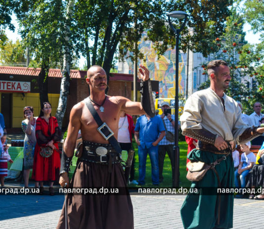 Запорожский козак повторил в Павлограде знаменитый трюк с огурцом (ВИДЕО)