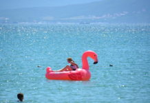 На Азове павлоградка едва не уплыла на матрасе в неизвестность