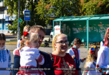 В Павлограде прошел Парад вышиванок с участием людей разных национальностей (ФОТО)