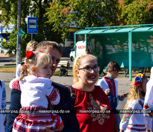 В Павлограде прошел Парад вышиванок с участием людей разных национальностей (ФОТО)