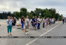 Со слезами на глазах: в Павлограде почтили память погибших на Донбассе